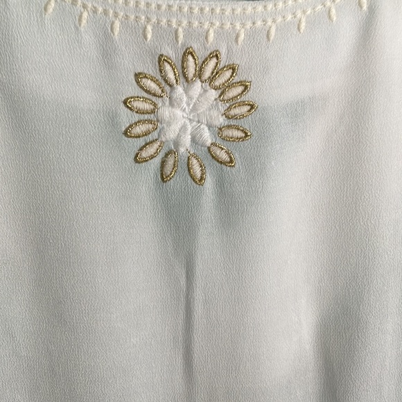 Coleen Lopez top EUC size 2X cream color w/ gold and white embroidery - Picture 8 of 11